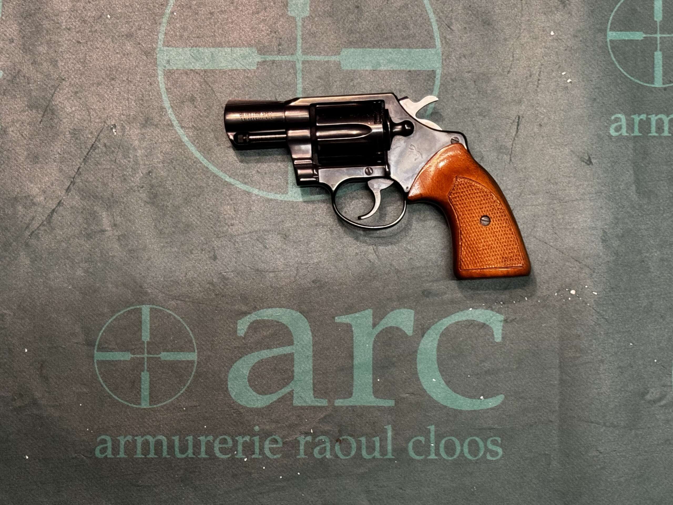 REVOLVER COLT DETECTIVE